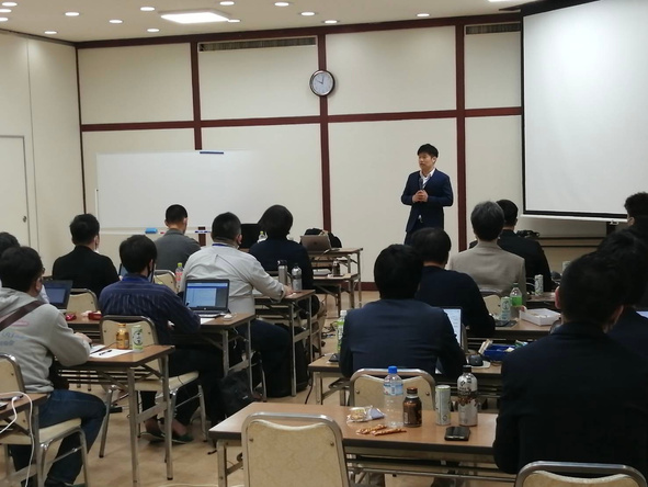 代表の三好がセミナーで登壇している様子